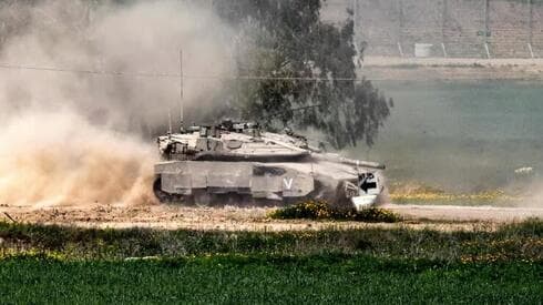 Un tanque israelí opera en la frontera con Gaza. 
