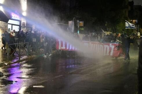 La policía intenta dispersar a los manifestantes. 