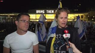 Shikma Bressler y Moshe Radman, las líderes de la protesta, hacen declaraciones para la televisión. 