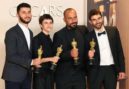 Basel Adera, Rachel Schor, Hamdan Bilal y Yuval Avraham, con el Oscar. 