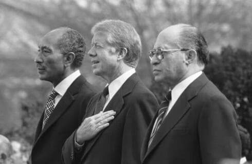 Anwar Sadat, Jimmy Carter y Menahem Begin. 