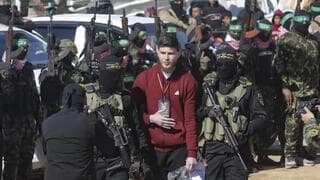 Sasha Tropanov en el momento de su liberación en la Franja de Gaza. Fue retenido por la Jihad Islámica y escoltado por los terroristas hasta el vehículo de la Cruz Roja. 