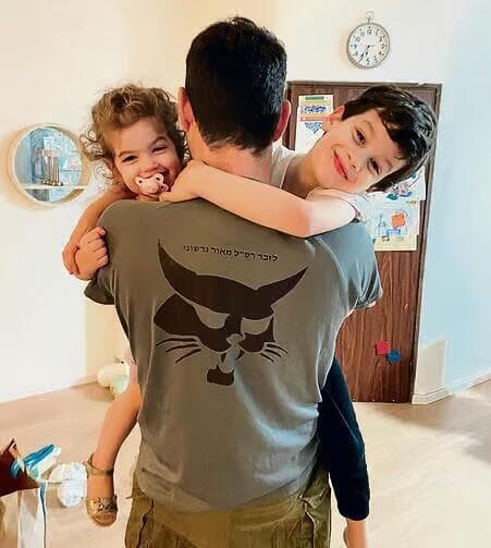 El esposo de Shani con sus hijos. Entre el D9 y la beca postdoctoral. 