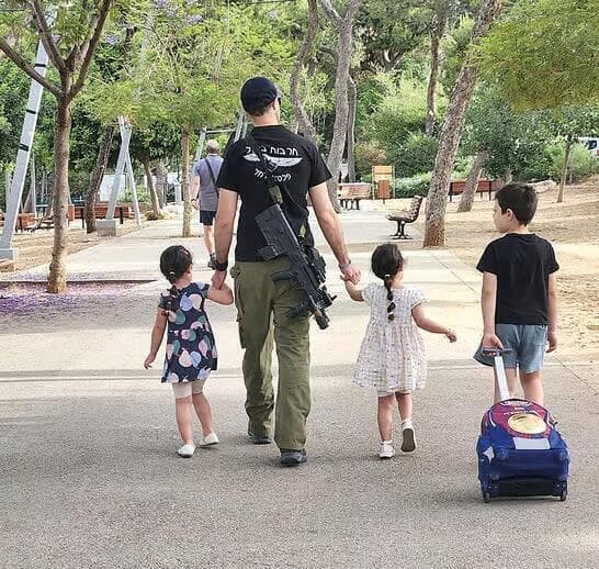 El marido de Rotem con sus hijos. "Piensa lo contrario que yo", señala ella. 