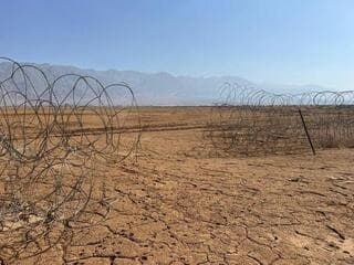 Una valla rota en la frontera con Jordania. 