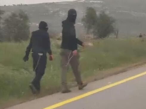 Colonos con capuchas para no ser identificados se dirigen a Duma. 