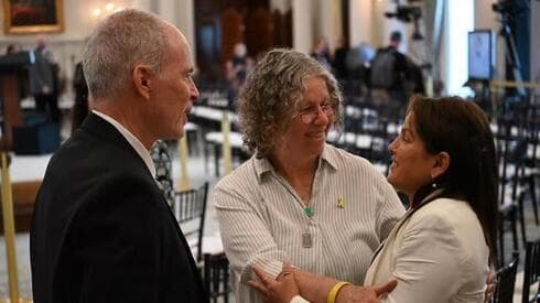 Susana con Aviva y Keith Siegel. 