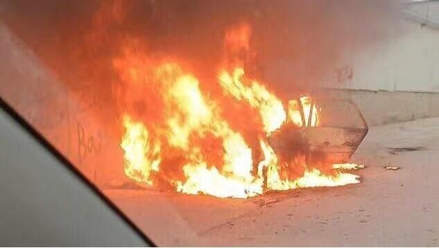 El automóvil prendido fuego. 
