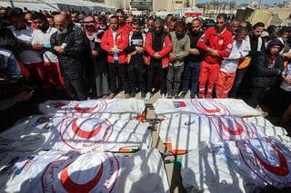 Los cuerpos de los paramédicos en el hospital de Khan Younis. 