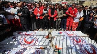 Los cuerpos de los paramédicos en el hospital de Khan Younis. 
