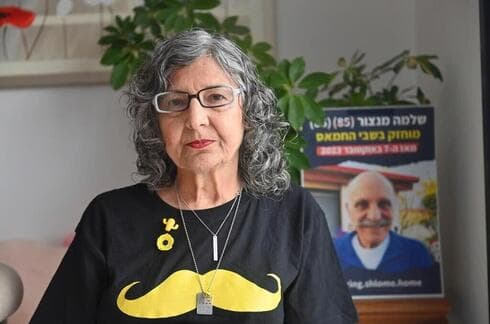 Hadassah con una foto de su difunto hermano Shlomo. 