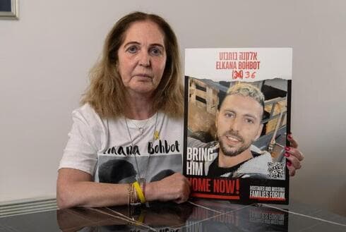Rohama con una foto de su hijo Elkana. 