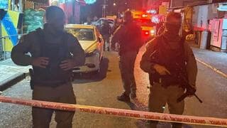La policía en la escena del triple asesinato. 