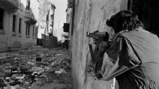 Un hombre armado musulmán apunta con su arma a las fuerzas cristianas en Beirut. 1982. 