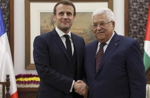 El presidente francés estrecha la mano de su homólogo palestino. 