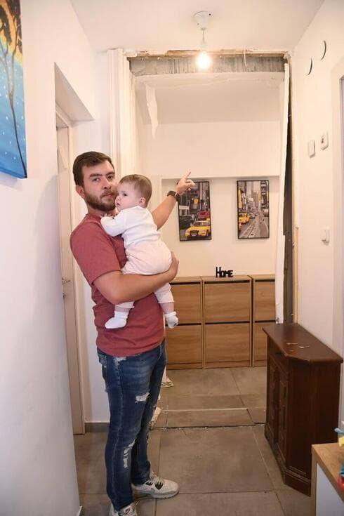 Daniel Dmitrienko con su bebé. 