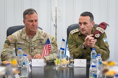 Michael Kurilla junto al entonces jefe de las FDI, Herzi Halevi. 