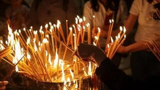 Encendido de velas en la Ciudad Vieja de Jerusalem. 