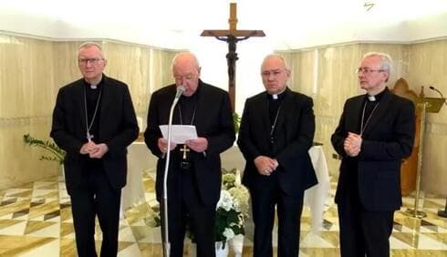 Representantes del Vaticano anuncian la muerte del Papa Francisco. 