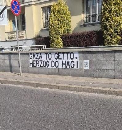Graffiti en Varsovia frente a la Embajada de Israel. 