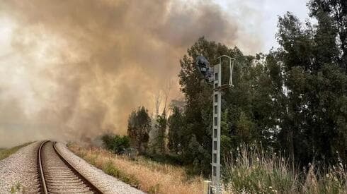 Incendios obligaron a cortar los servicios de trenes. 