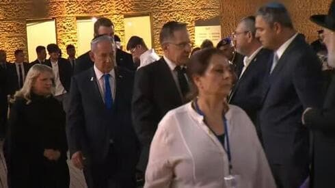 Netanyahu y su esposa entraron tarde debido a un "problema de seguridad". (Yad Vashem) Netanyahu y su esposa entraron tarde debido a un "problema de seguridad".