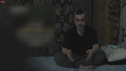 Omri Miran en el video difundido por Hamás. 