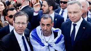 Eli Sharabi junto a los presidentes de Israel y de Polonia. 