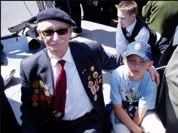Amir Bogen en Bielorrusia con su abuelo Alexander. 