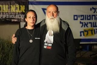Esposa y padre de Omri Miran luego de dar su declaración. 