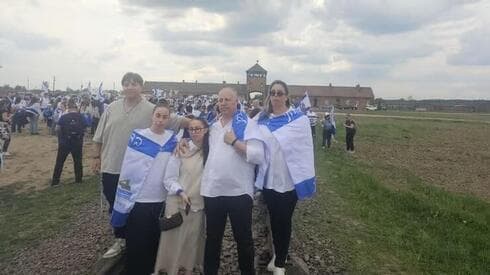 Lago Berger junto a su familia en la entrada al campo de Birkenau. (Iris Lifshitz Kliger) Lago Berger junto a su familia en la entrada al campo de Birkenau.