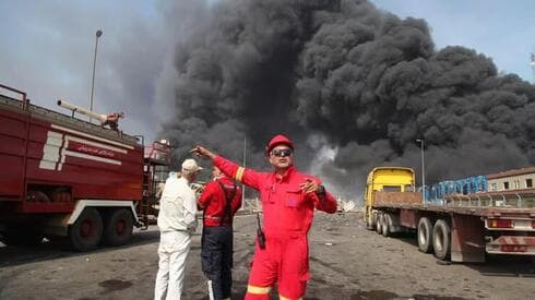 Rescatistas trabajan en el lugar de la explosión. 