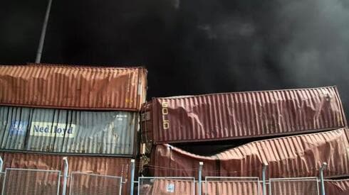 Contenedores abollados como latas. 