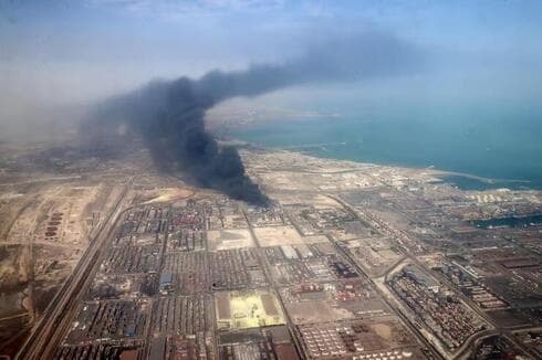 Fotografía aérea del incendio en el principal puerto iraní. 