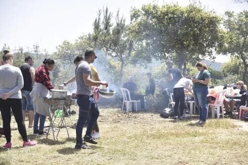 Barbacoa en el bosque de Carmel el Día de la Independencia. 