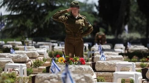 "Cuando estamos emocionalmente abrumados, el cuerpo entra en un estado de supervivencia" Una soldado saluda durante la colocación de las banderas del Día de los Caídos en el Monte Herzl. (Reuters) "Cuando estamos emocionalmente abrumados, el cuerpo entra en un estado de supervivencia" Una soldado saluda durante la colocación de las banderas del Día de los Caídos en el Monte Herzl.
