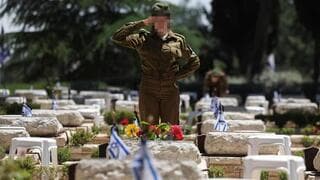 "Cuando estamos emocionalmente abrumados, el cuerpo entra en un estado de supervivencia" Una soldado saluda durante la colocación de las banderas del Día de los Caídos en el Monte Herzl. 