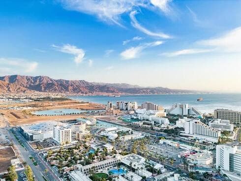 La ciudad de Eilat con las montañas Edom como telón de fondo. 