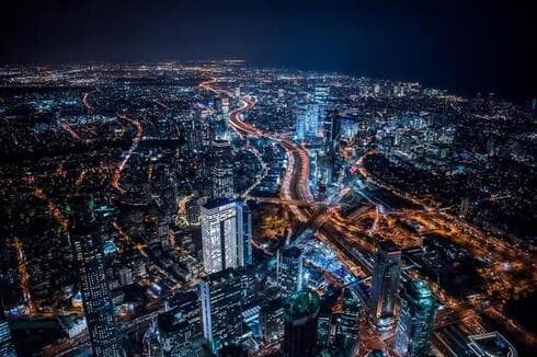 Ramat Gan con el telón de fondo de Tel Aviv por la noche. 