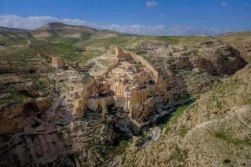 El Monasterio de Mar Saba construido sobre la ruta del río Kidron. 
