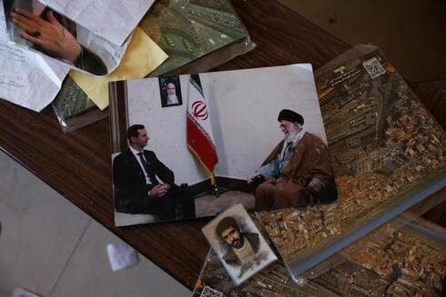 Una imagen que muestra al ex presidente sirio Bashar al-Assad reunido con el líder supremo de Irán, el ayatolá Ali Khamenei, yace en un hotel utilizado por los iraníes en Damasco durante el régimen de Assad. (Amr Alfikyz / Reuters ) Una imagen que muestra al ex presidente sirio Bashar al-Assad reuniéndose con el líder supremo de Irán, el ayatolá Ali Khamenei, yace en un hotel utilizado por los iraníes en Damasco durante el régimen de Assad.