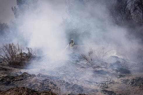 Bomberos luchan contra las llamas en las colinas de Jerusalem. 