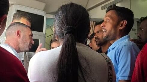 Reclamo de los pasajeros que regresaban de India. 