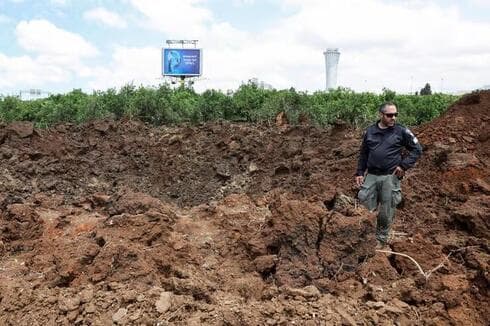 El lugar donde explotó el misil en el aeropuerto Ben Gurión. 
