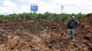 El lugar donde explotó el misil en el aeropuerto Ben Gurión. 