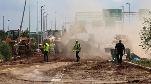 La carretera cercana al aeropuerto resultó afectada por la explosión. 