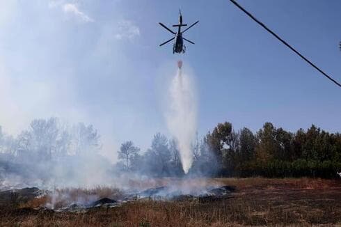 Helicóptero trabaja en la extinción del incendio en Jerusalem. 