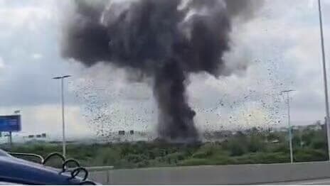 Explosión de un misil lanzado por los hutíes contra el aeropuerto de Tel Aviv. (Ynet) Explosión de un misil lanzado por los hutíes contra el aeropuerto de Tel Aviv,