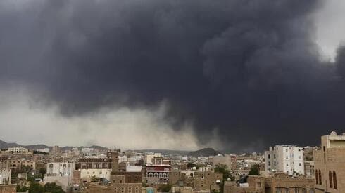 Así se veía el cielo de la capital de Yemen tras el ataque aéreo israelí. 