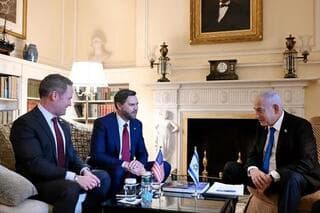 Waltz y Vance, reunidos con Netanyahu en febrero pasado. Uno fue despedido y el otro adquirió más poder. 